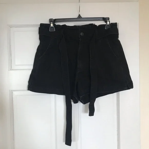 AE Paperbag Denim Mom cotton Short, high rise with belt, Onyx Black, size 6 - Picture 5 of 8